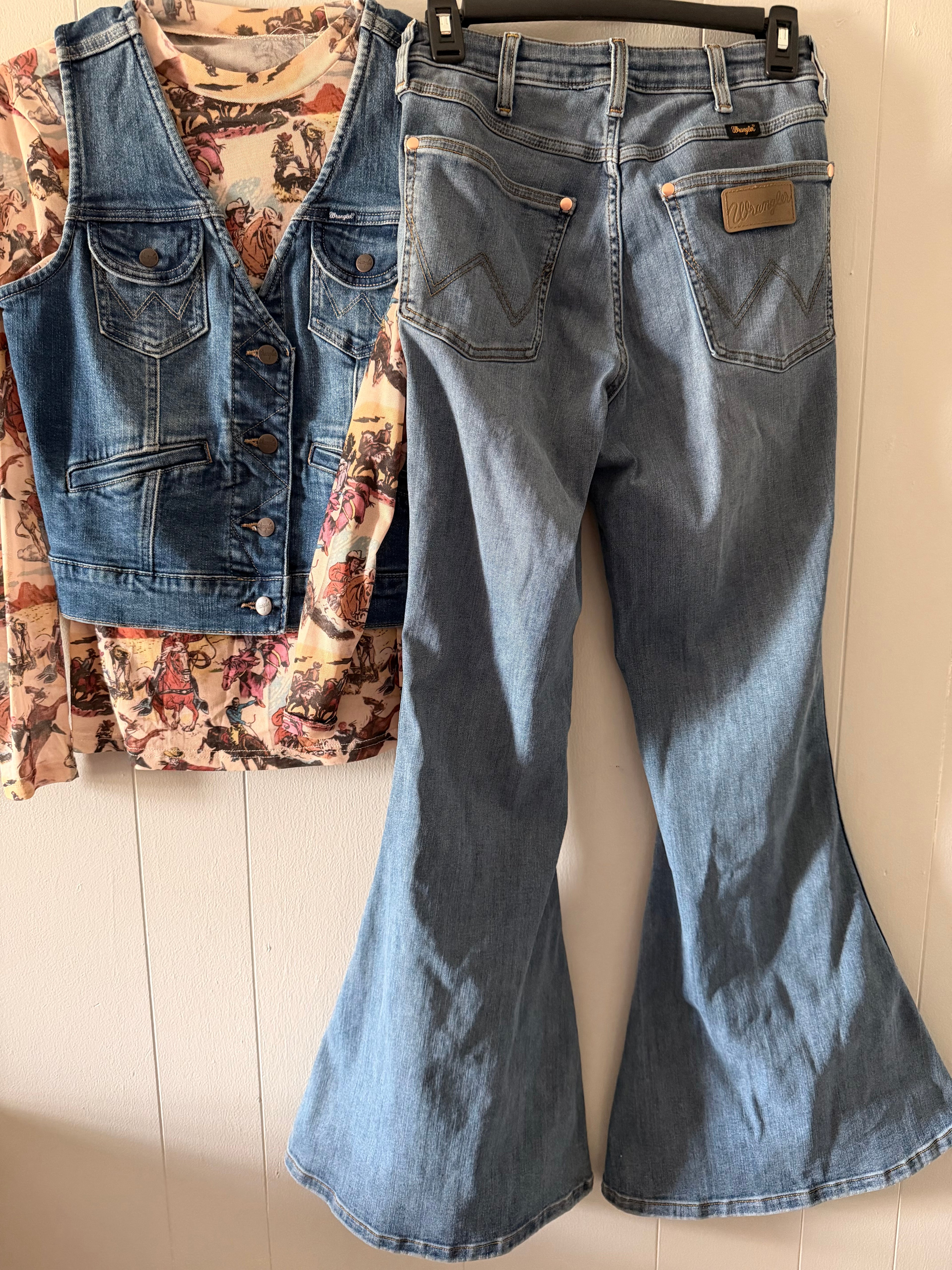 Lainey Wilson Flares 27/32