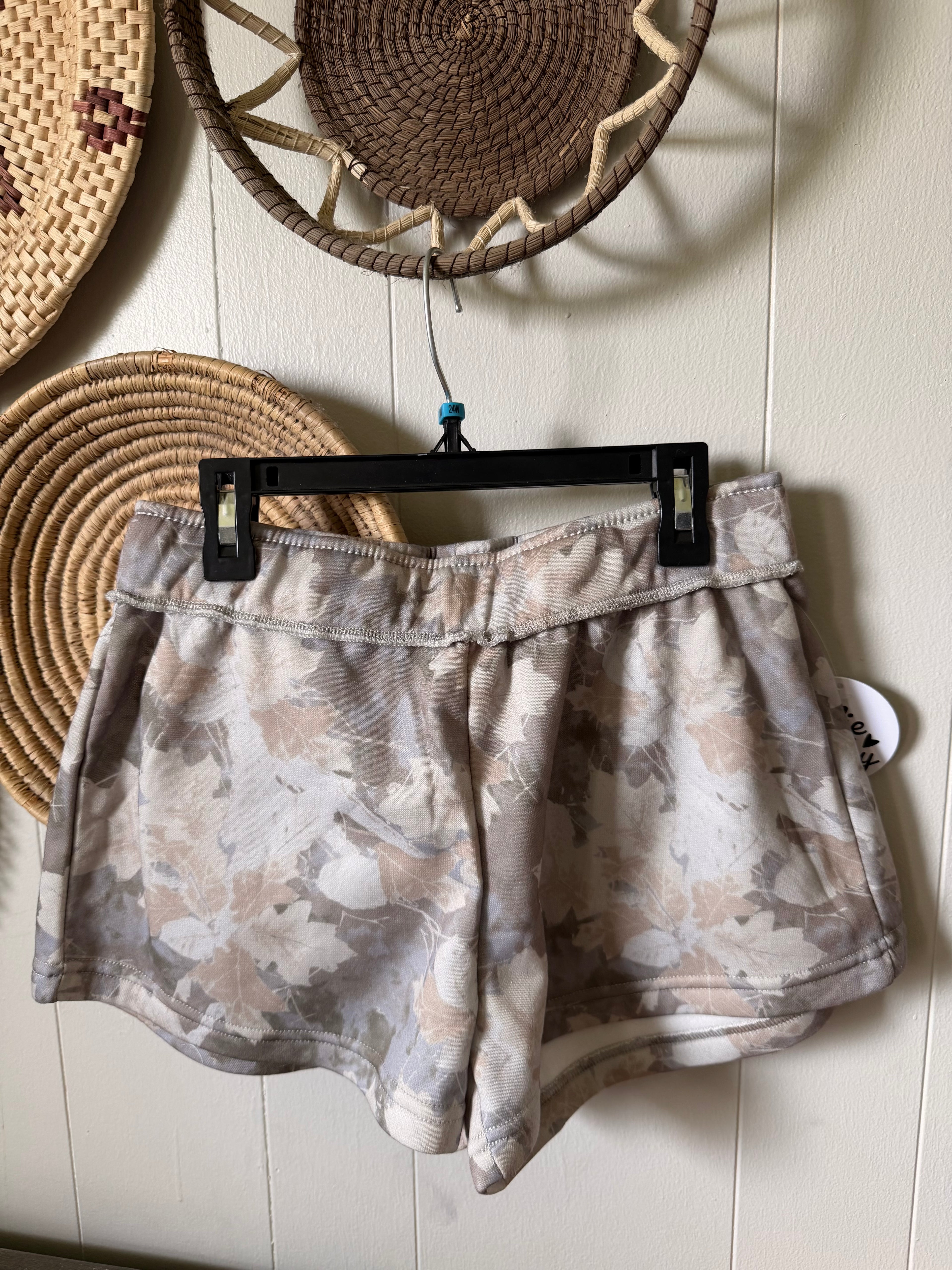 Camo fleece lined shorts (M)