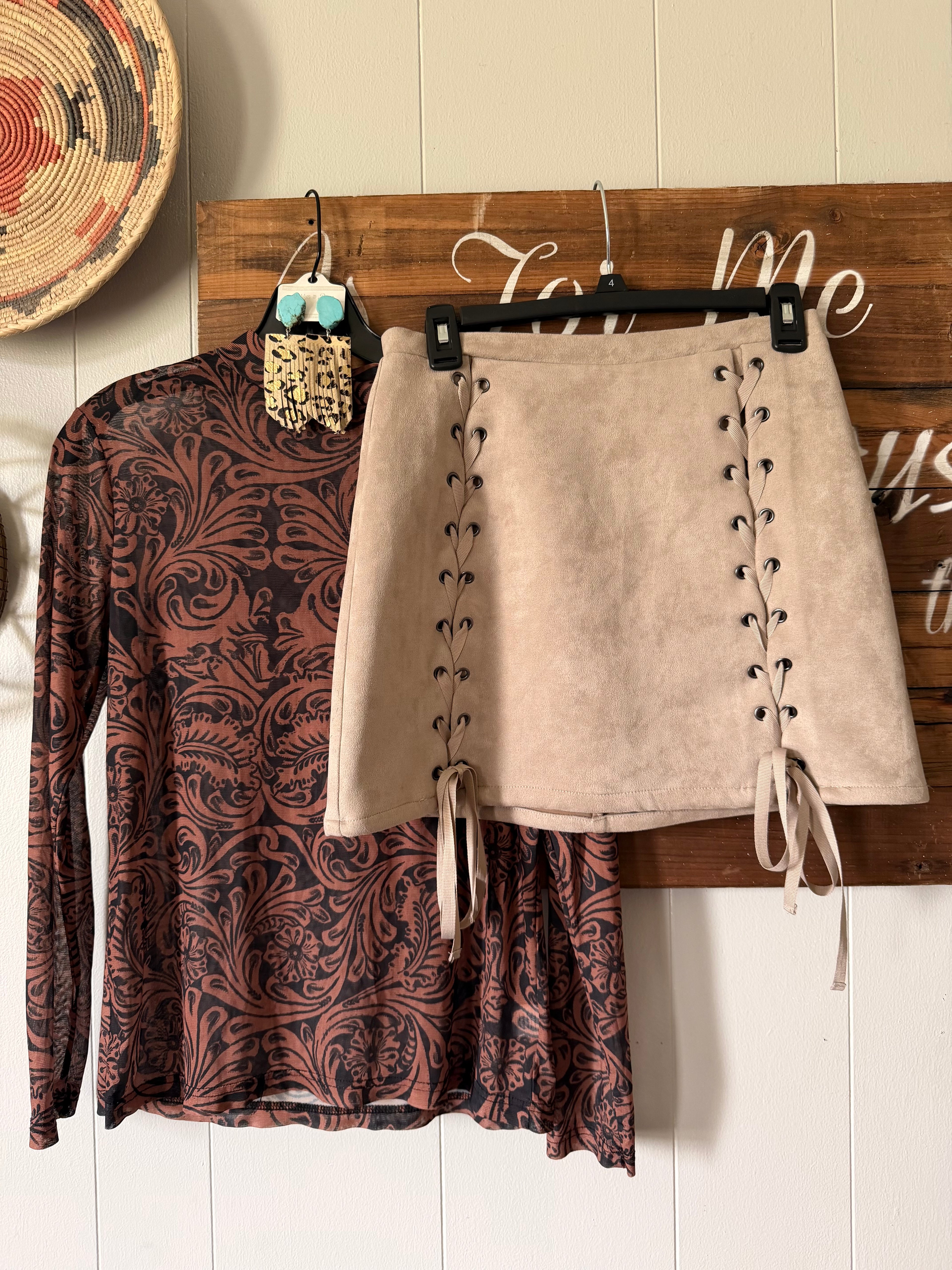 Honey punch suede skirt (M)