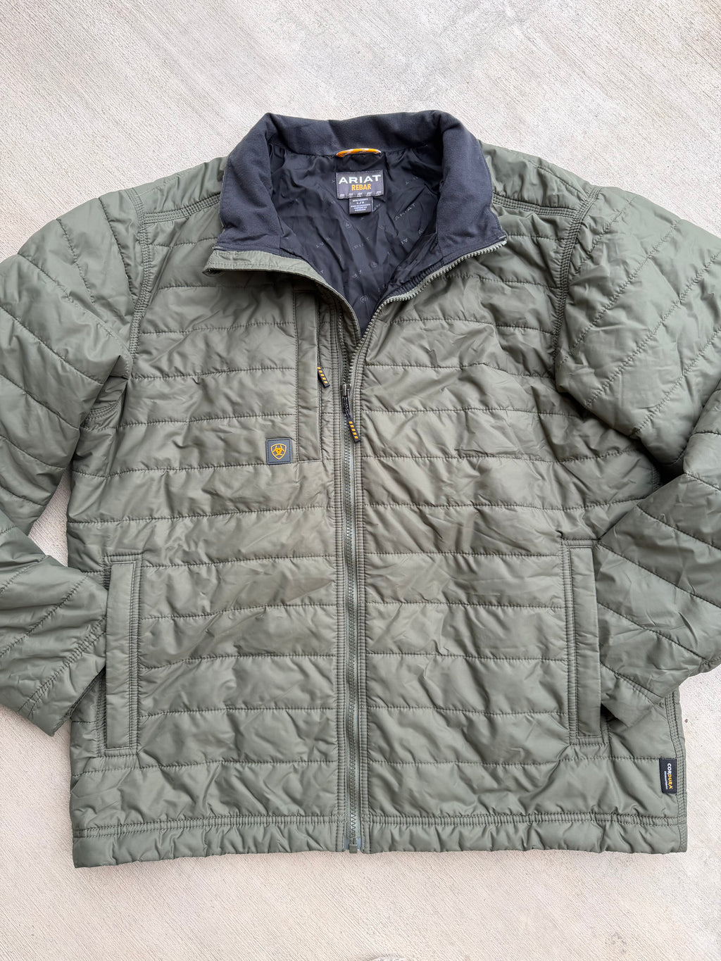 Men’s hunter green Ariat insulated jacket 🔥 Large