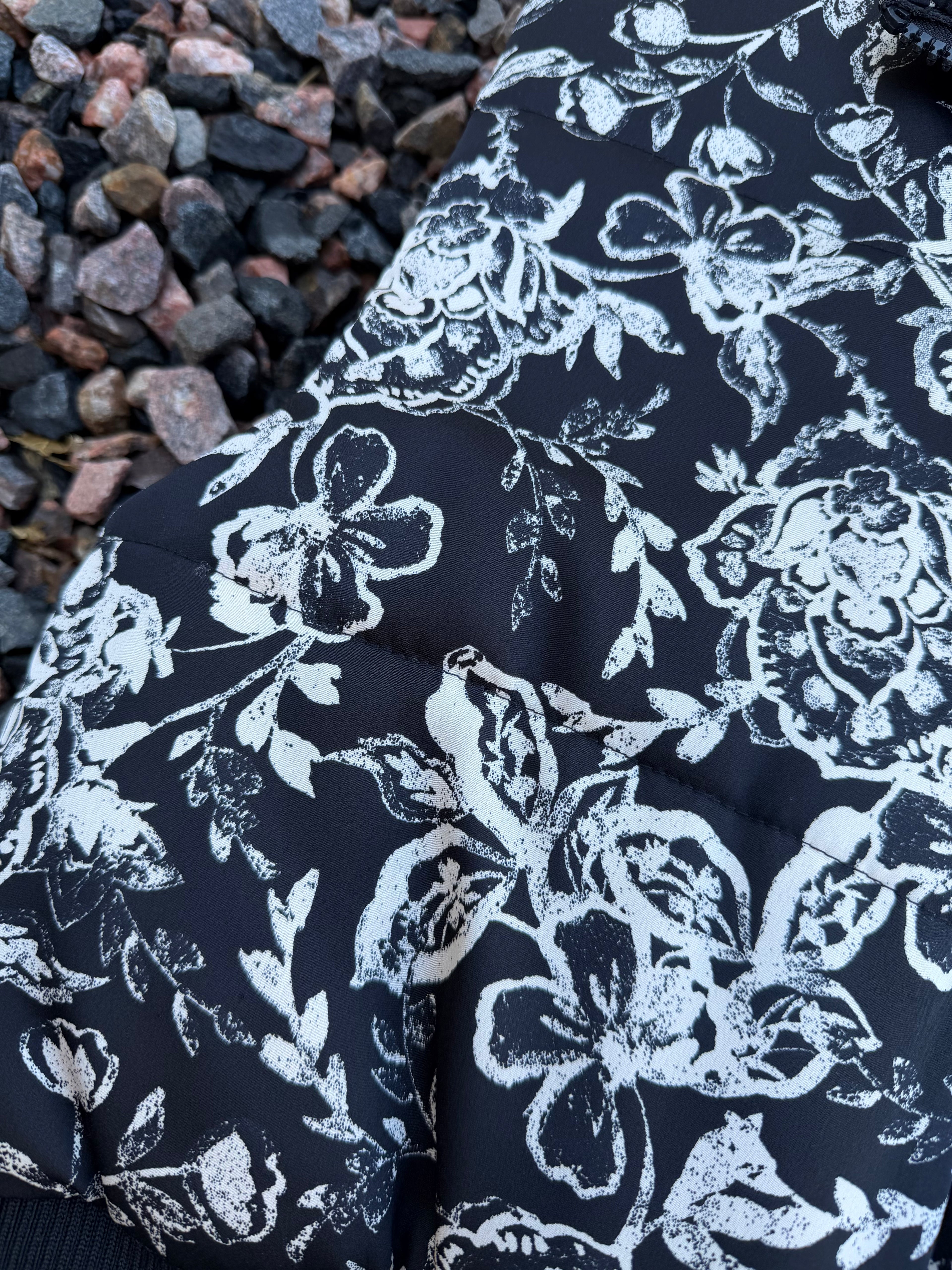 black-and-white floral print cropped puffer vest from &merci 🔥