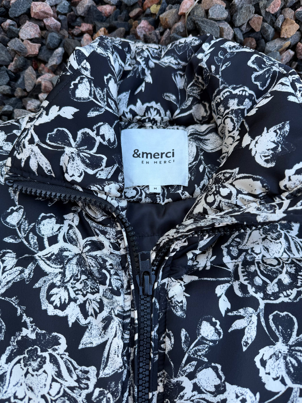 black-and-white floral print cropped puffer vest from &merci 🔥