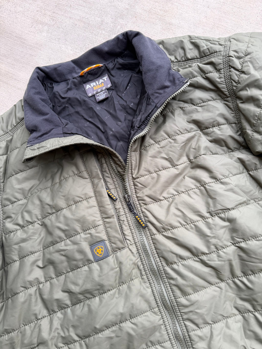 Men’s hunter green Ariat insulated jacket 🔥 Large