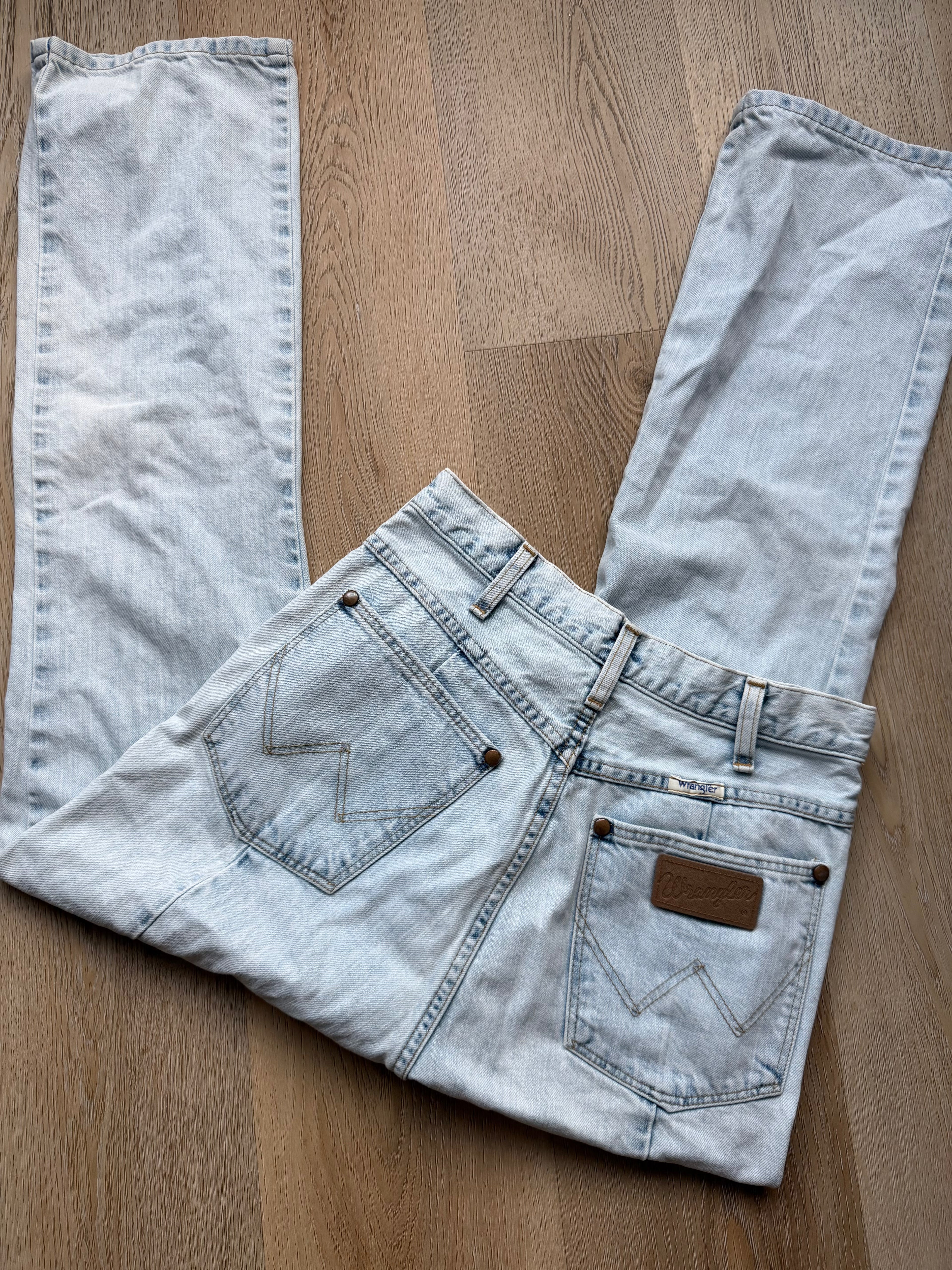 Vintage light wash wrangler 26