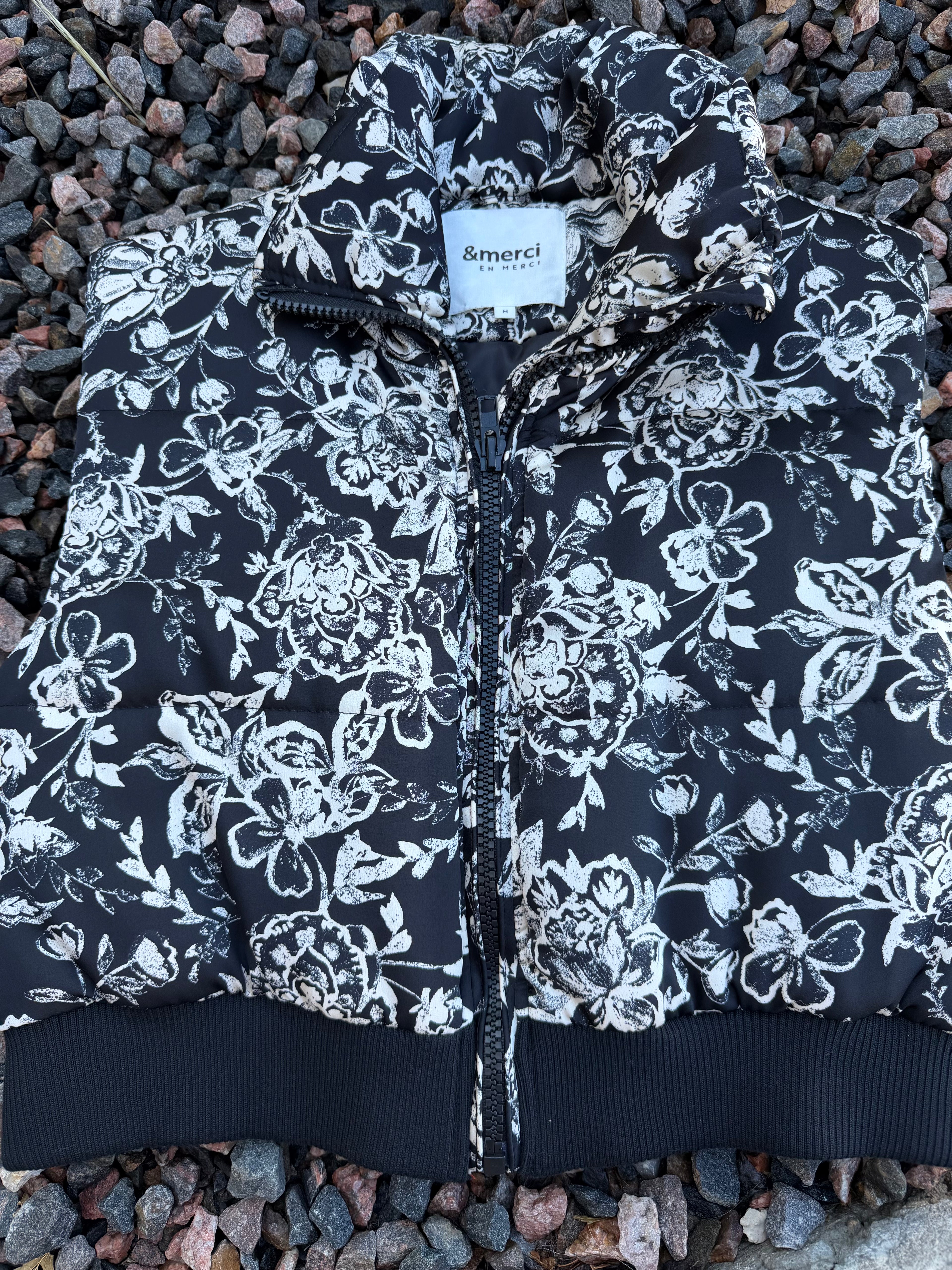 black-and-white floral print cropped puffer vest from &merci 🔥