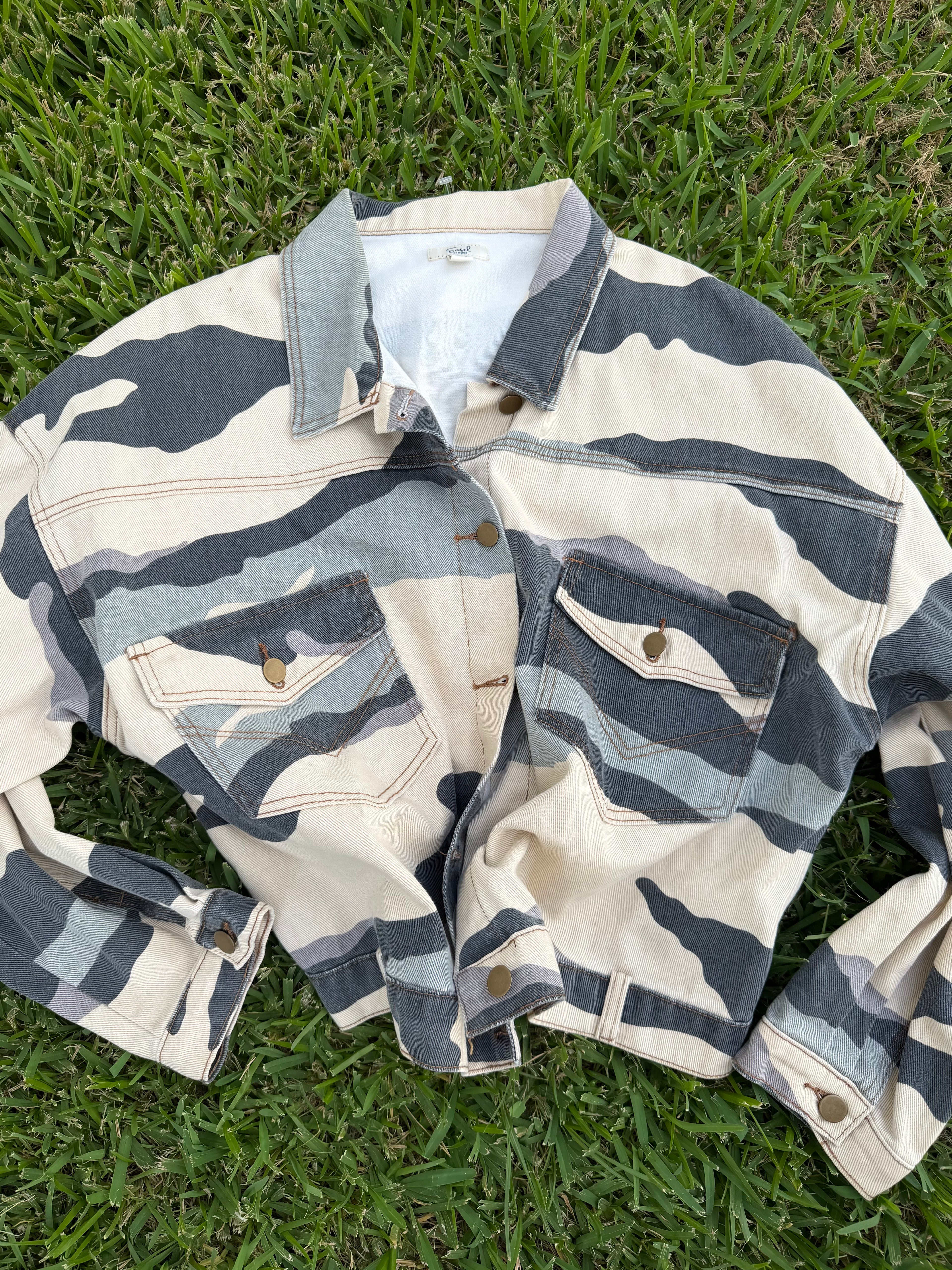Boutique camo denim jacket (S/M) fit