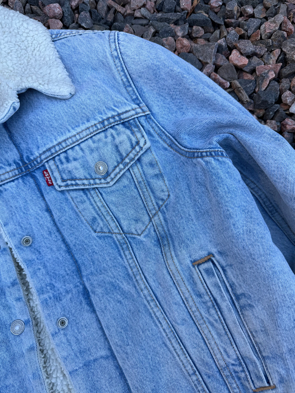Levi’s 90s style sharpa lined trucker jacket (M)