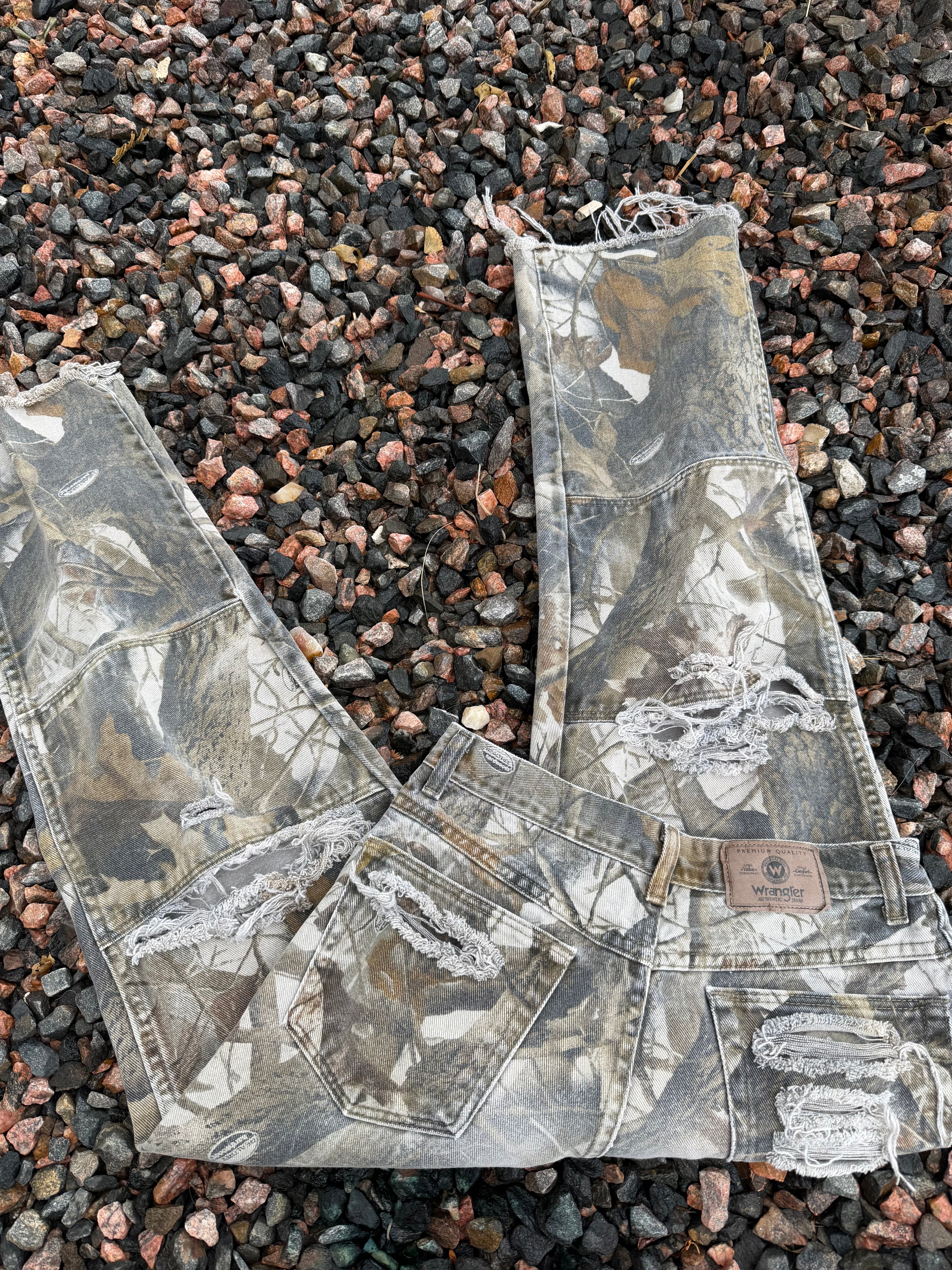 Custom distressed vintage wrangler 🔥 (26 waist)