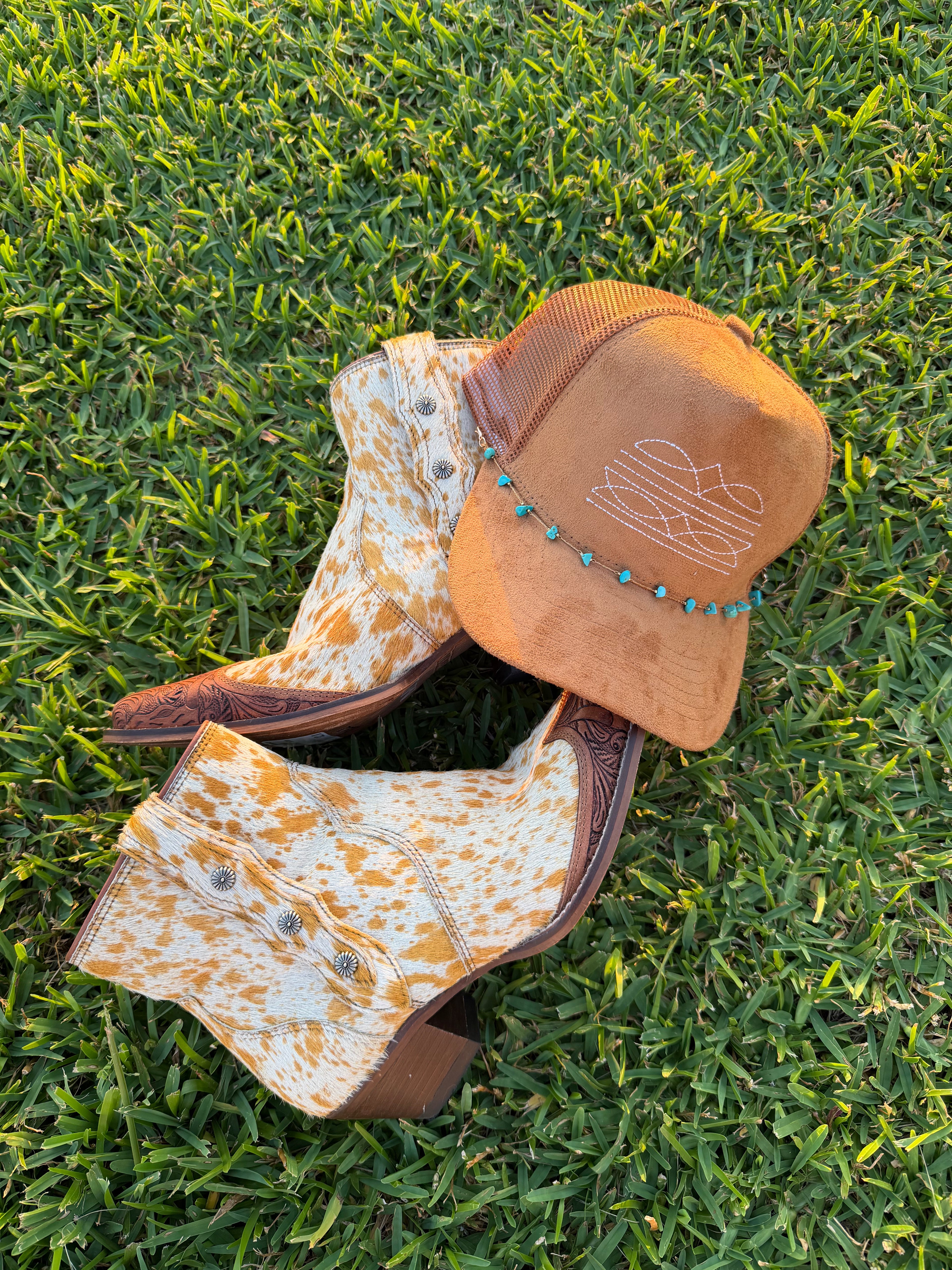 Stunning 🤩 boot stitch truck hat with turquoise accent 🔥🔥