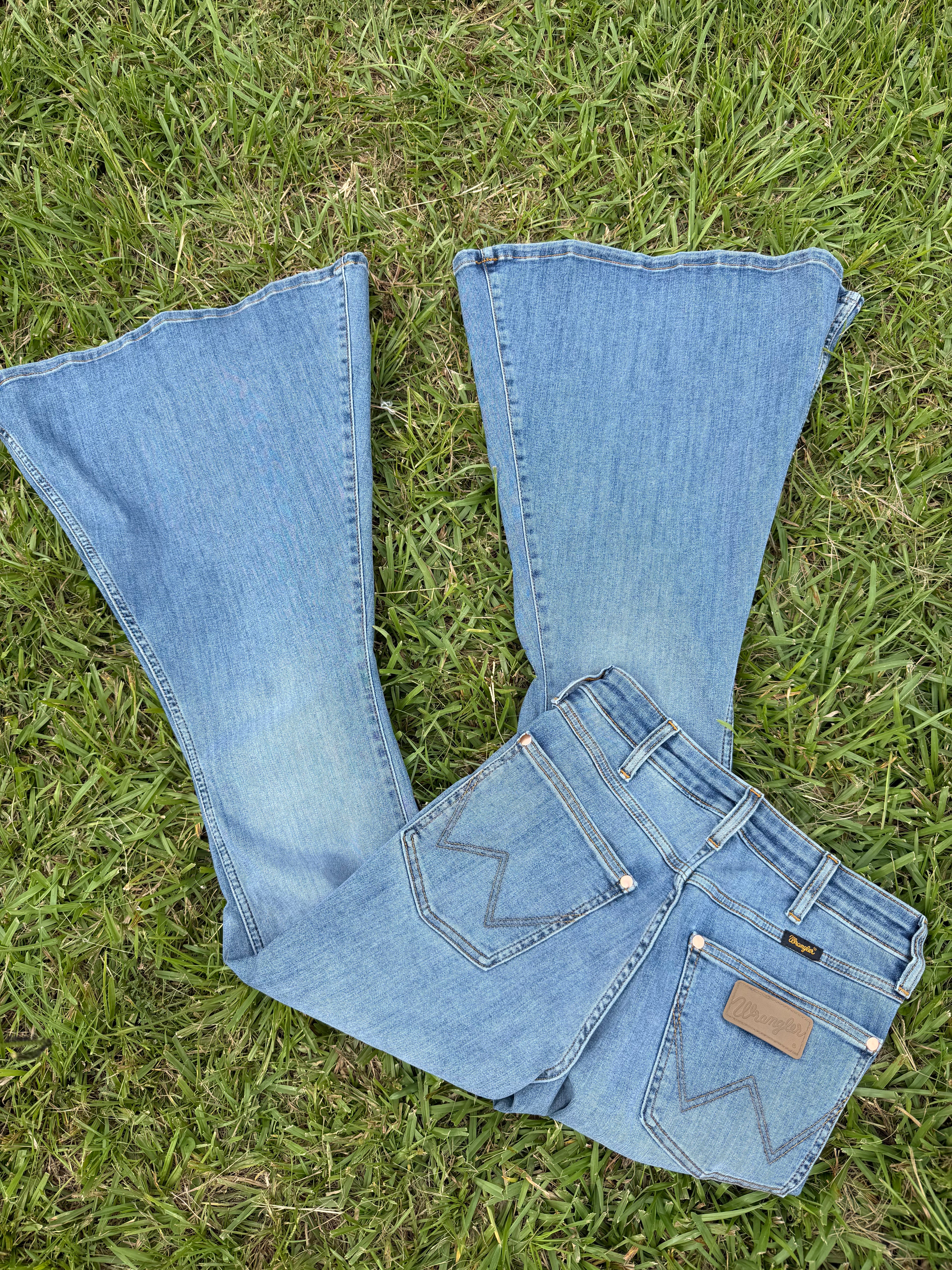 Lainey Wilson hr flares size 27/32