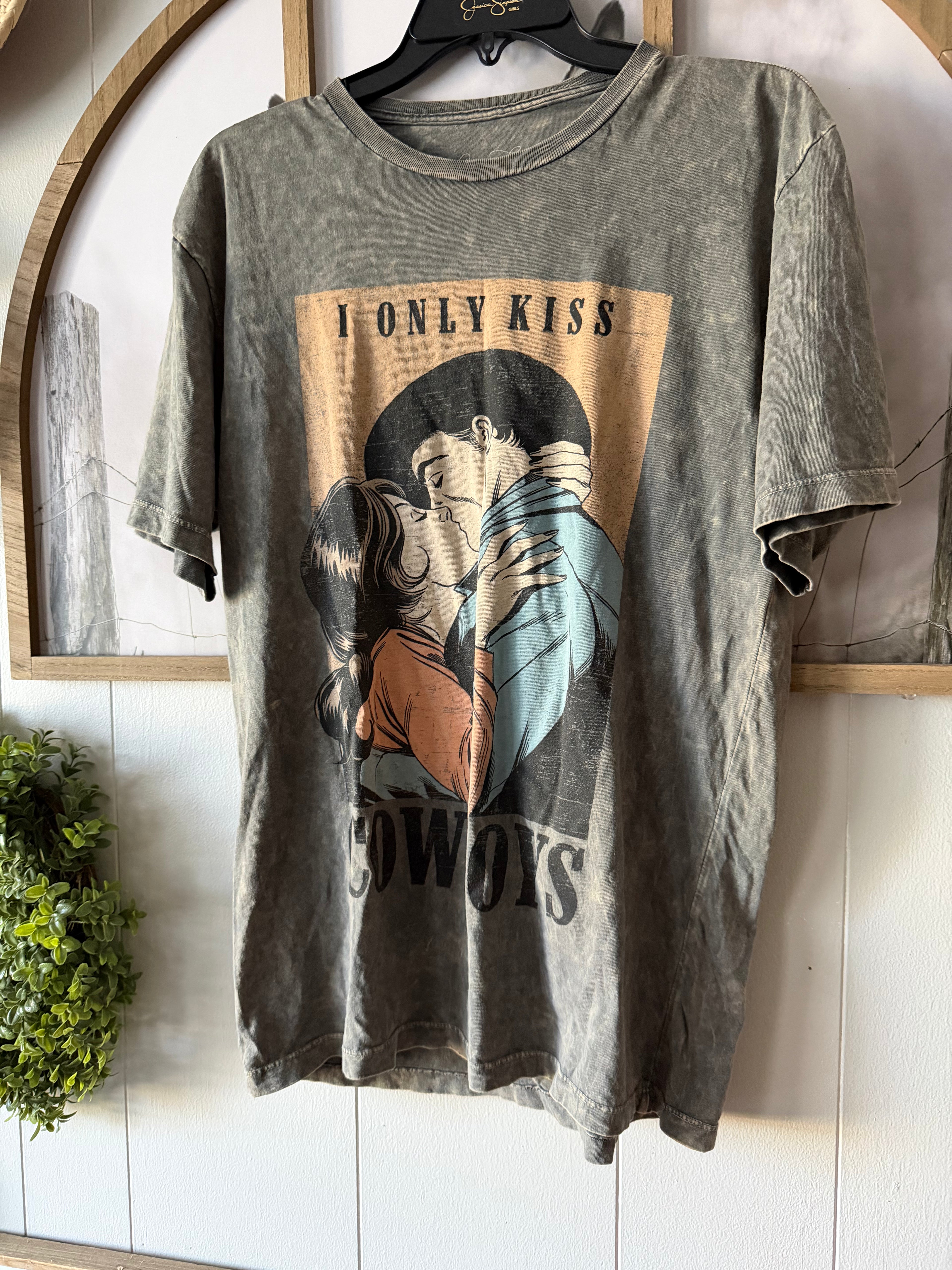 “I only kiss cowboys” acid washed tee (M)