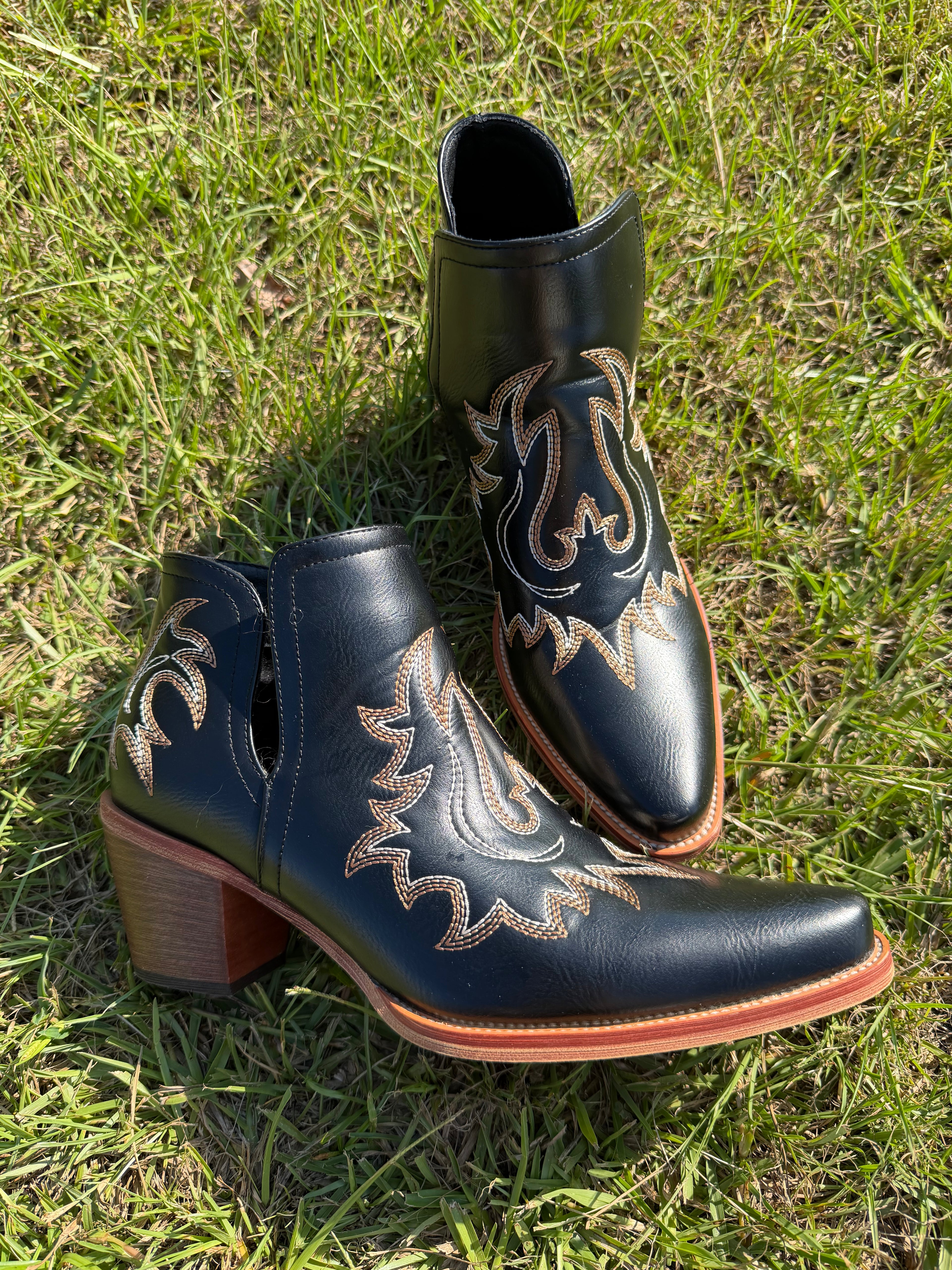 Stunning 🤩 western booties size 8.5 🔥