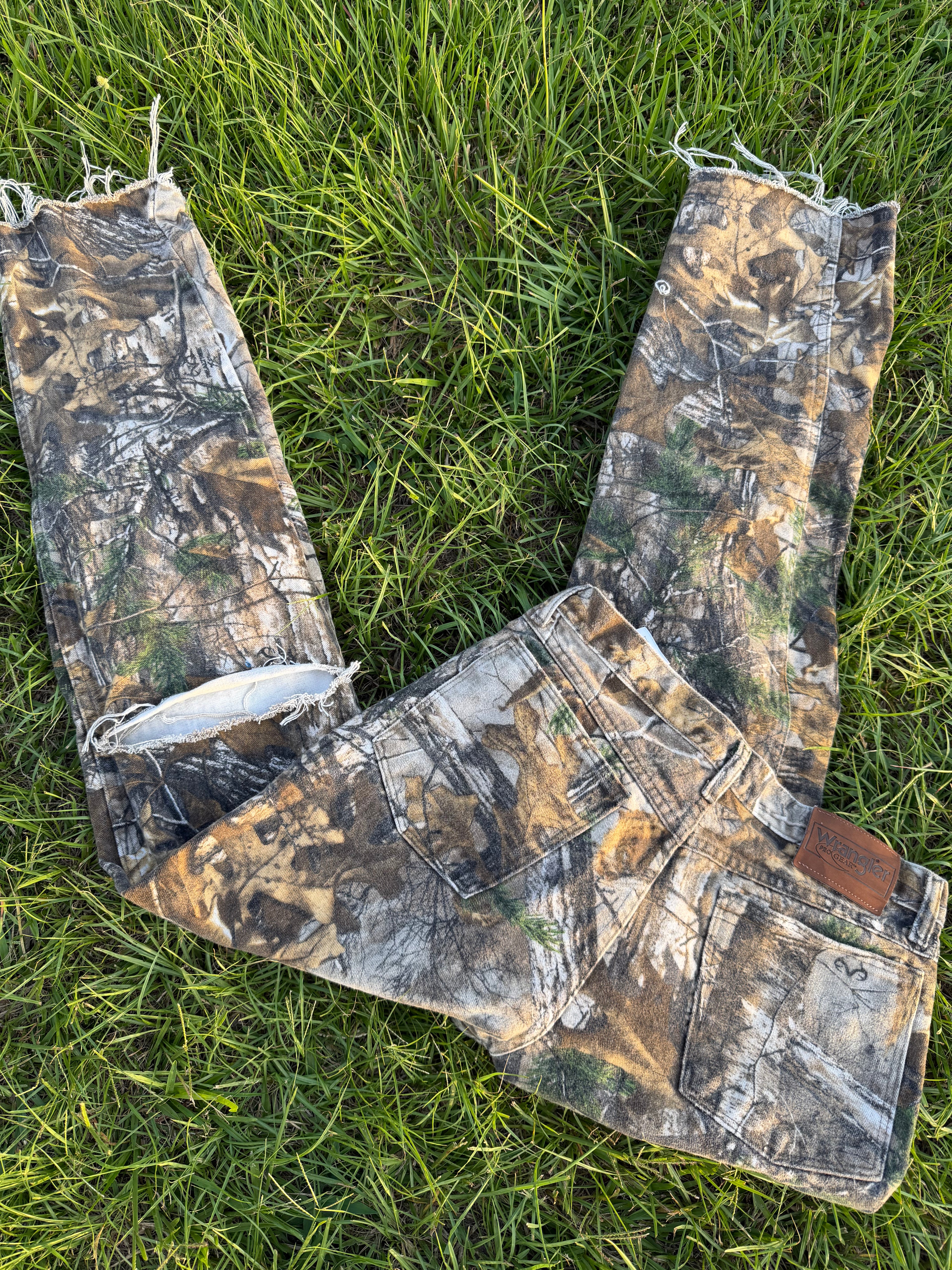Custom camo distressed denim 28/29 🔥