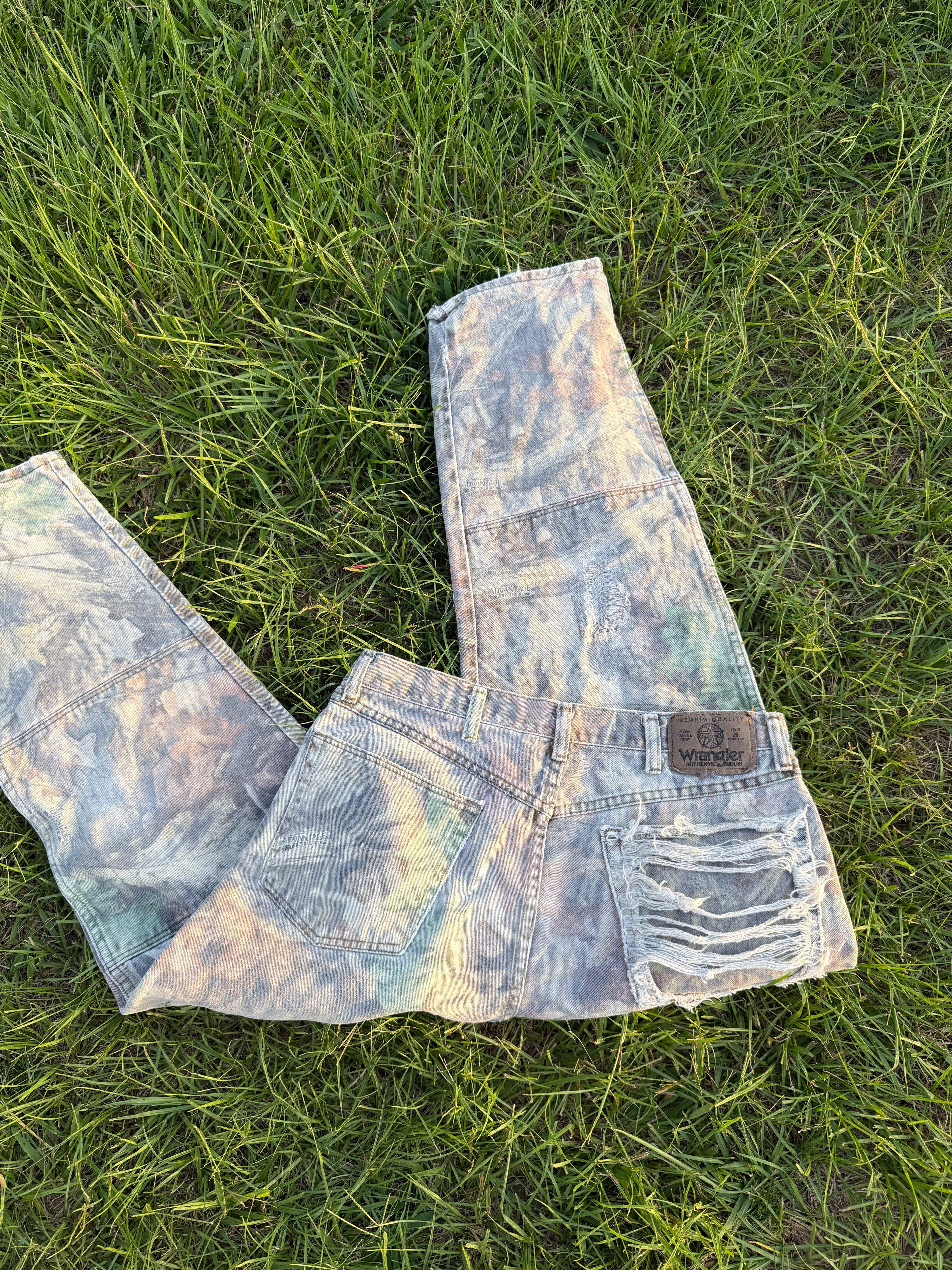 Custom vintage distressed Wrangler camo 🔥31 waist