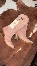 Nwt 🫶🏻 Stunning pink blush color suede boots size 8.5 🔥