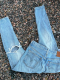 Custom distressed Levi’s 🔥 size 27
