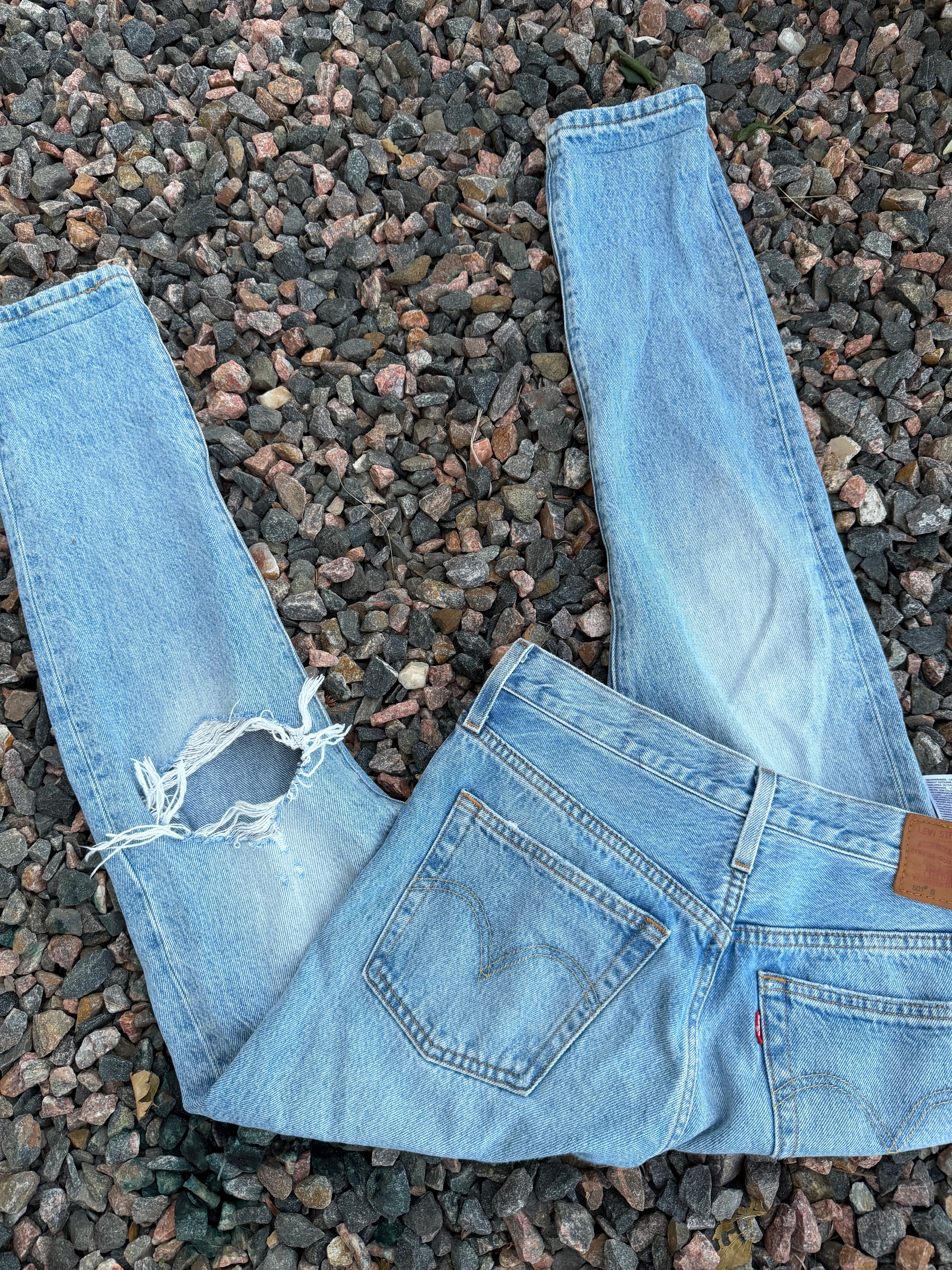 Custom distressed Levi’s 🔥 size 27