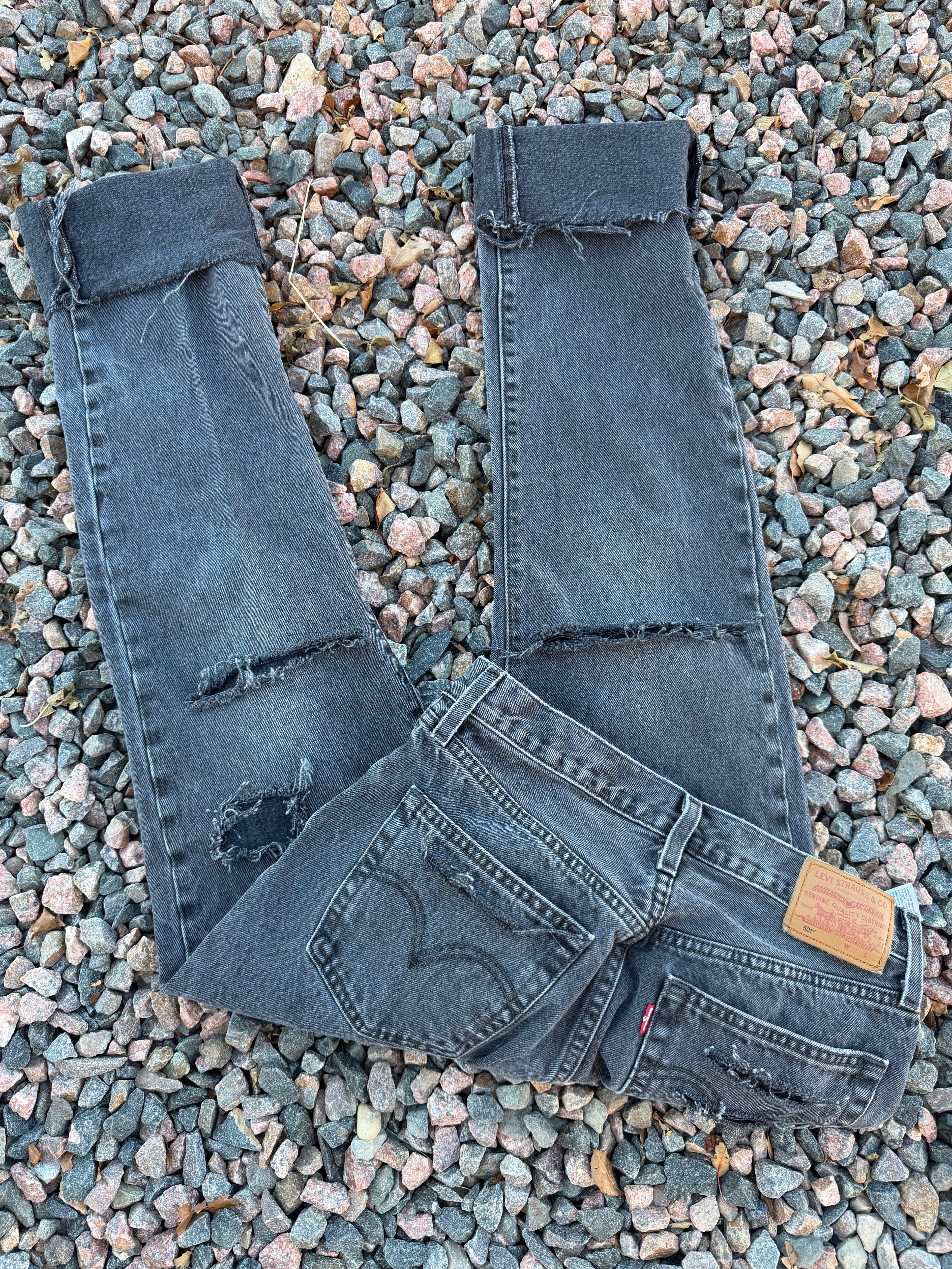 Custom distressed Levi’s 🔥 size 27