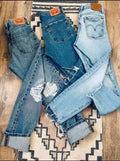 Custom distress Levi’s 🤩 (all sizes below)